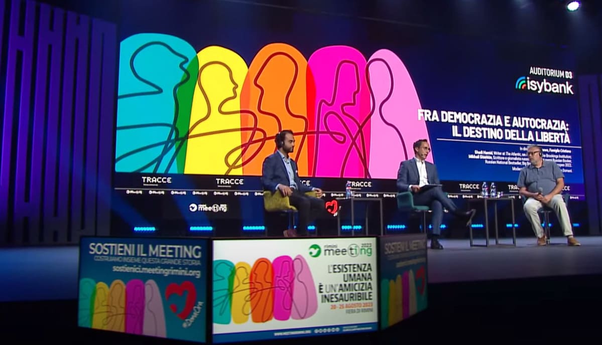 Mikhail Shishkin e Shadi Hamid sul palco del Meeting con Mattia Ferraresi