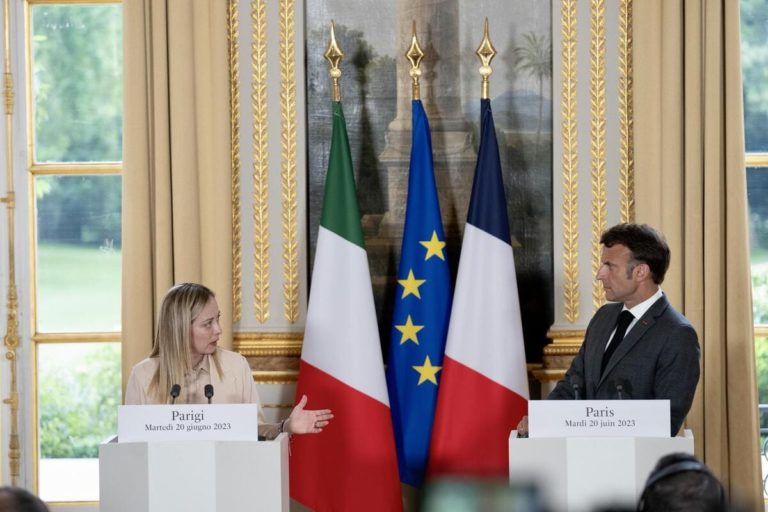 L’Italia non è più subalterna alla Francia e al suo confuso presidente