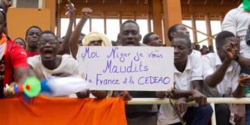 Niger, sostenitori dell'esercito maledicono la Francia e la Cedeao