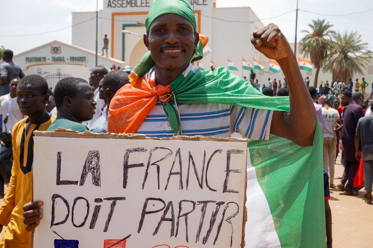 Manifestazione a Niamey a favore del golpe in Niger, 30 luglio 2023. «La Francia deve andarsene», recita il cartello