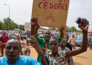 Slogan e cartelli contro la Cedeao (o Ecowas), la Comunità economica degli Stati dell’Africa occidentale, alla manifestazione pro golpe del 6 agosto allo stadio di Niamey, Niger