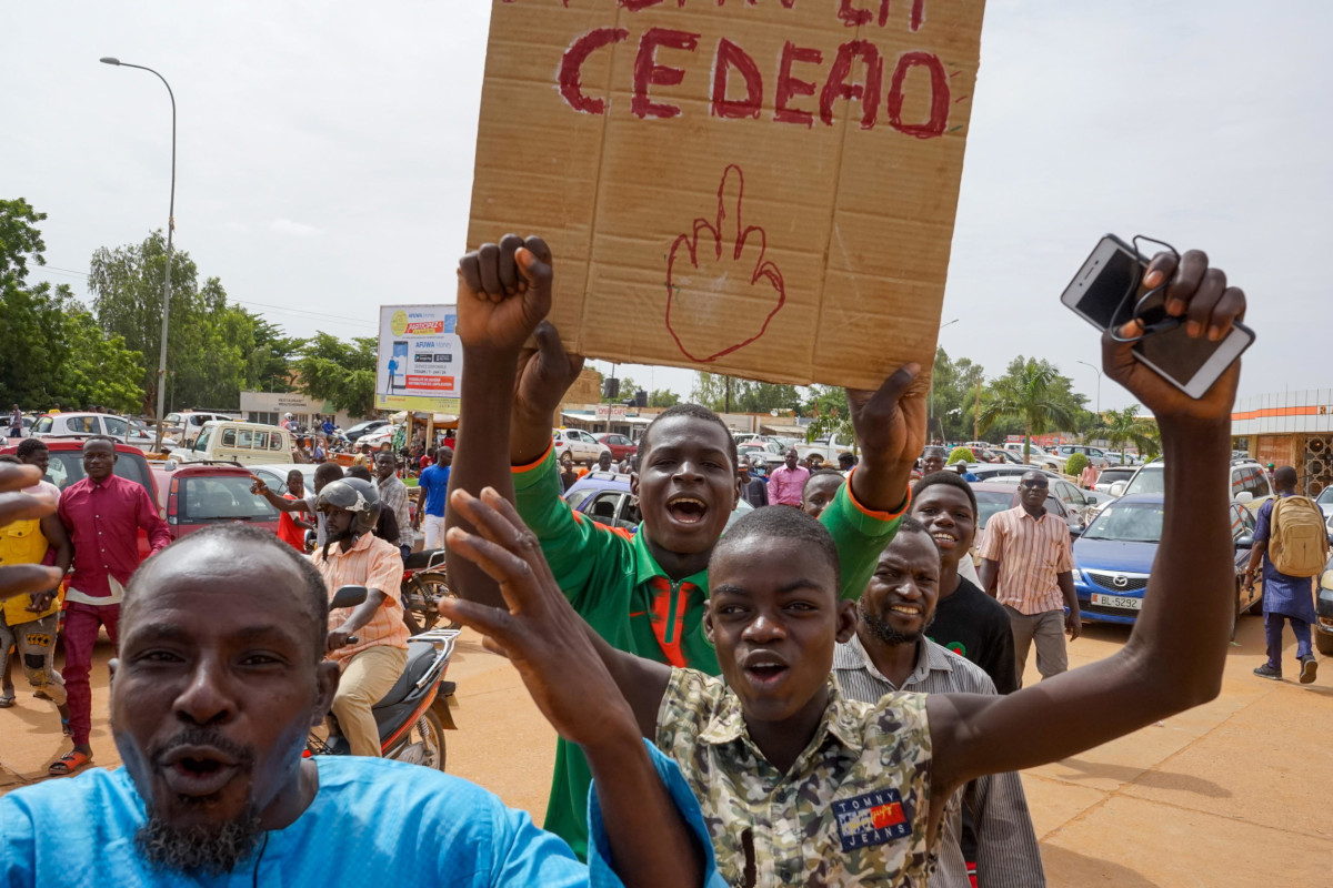 Slogan e cartelli contro la Cedeao (o Ecowas), la Comunità economica degli Stati dell’Africa occidentale, alla manifestazione pro golpe del 6 agosto allo stadio di Niamey, Niger