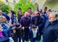 Padre Hanna Jallouf tra i cristiani rimasti con lui a Knayeh, in Siria, nonostante i soprusi da parte dei jihadisti