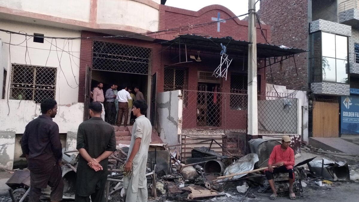 Una chiesa distrutta a Jaranwala, Pakistan, dai musulmani