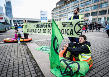 Protesta degli ambientalisti di Extinction Rebellion davanti al Salone del libro di Torino, 21 maggio 2023