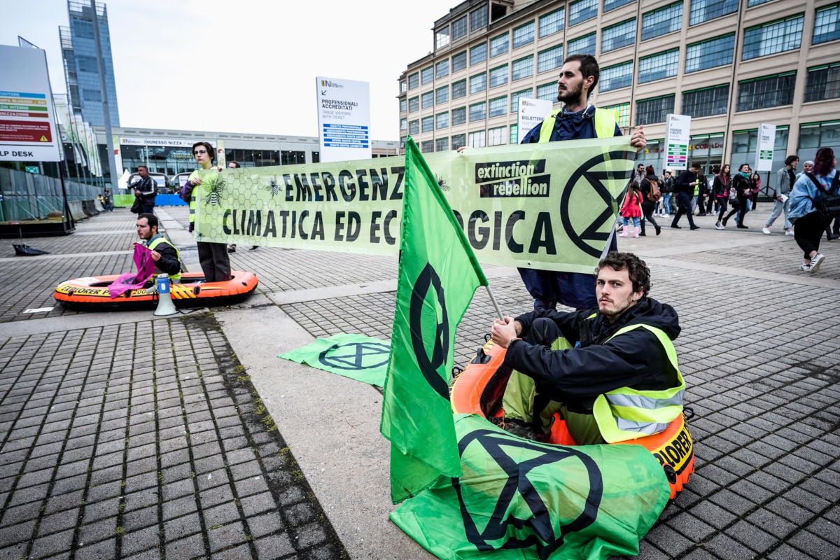 Protesta degli ambientalisti di Extinction Rebellion davanti al Salone del libro di Torino, 21 maggio 2023