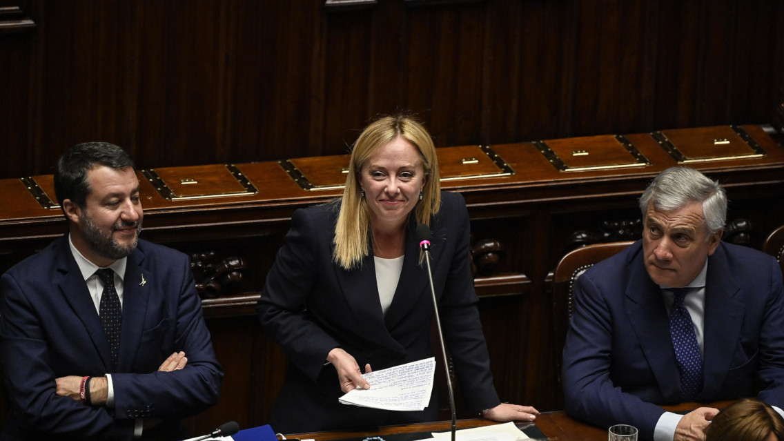La premier Giorgia Meloni nell’Aula di Montecitorio tra i due vice Matteo Salvini e Antonio Tajani