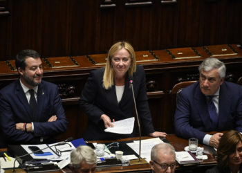 La premier Giorgia Meloni nell’Aula di Montecitorio tra i due vice Matteo Salvini e Antonio Tajani