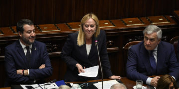 La premier Giorgia Meloni nell’Aula di Montecitorio tra i due vice Matteo Salvini e Antonio Tajani