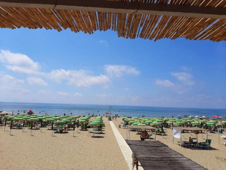 Col reddito di vacanza risolveremmo il caro prezzi