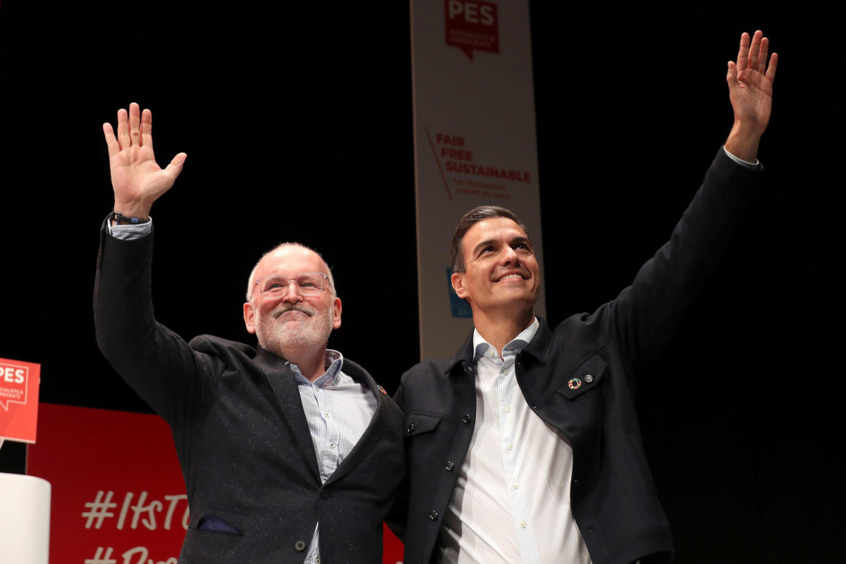 Frans Timmermans e Pedro Sánchez, leader socialisti rispettivamente in Olanda e in Spagna