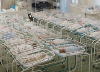 I neonati partoriti dalle surrogate della BioTexCom e stipati all'hotel Venezia di Kiev in attesa di essere ritirati dai committenti durante il lockdown