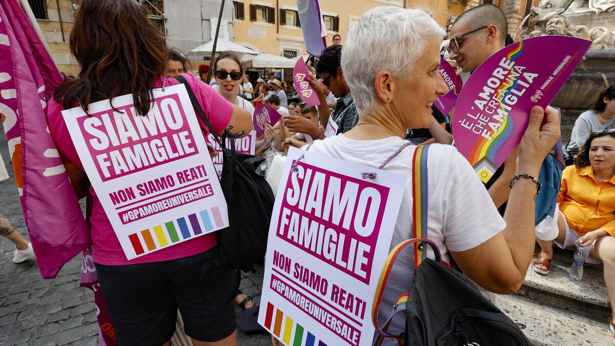 Manifestazione delle Famiglie Arcobaleno contro la legge che rende l'utero in affitto reato universale