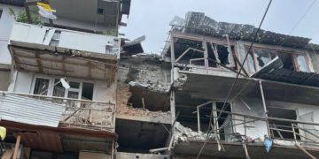 Un palazzo colpito in Artsakh, nel Nagorno-Karabakh, dove l'Azerbaigian sta bombardando gli armeni