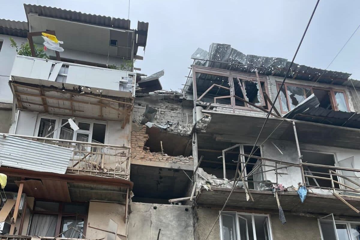 Un palazzo colpito in Artsakh, nel Nagorno-Karabakh, dove l'Azerbaigian sta bombardando gli armeni