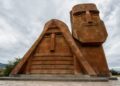 Il monumento di Stepanakert, capitale dell'Artsakh, nel Nagorno-Karabakh, "Siamo le nostre montagne"