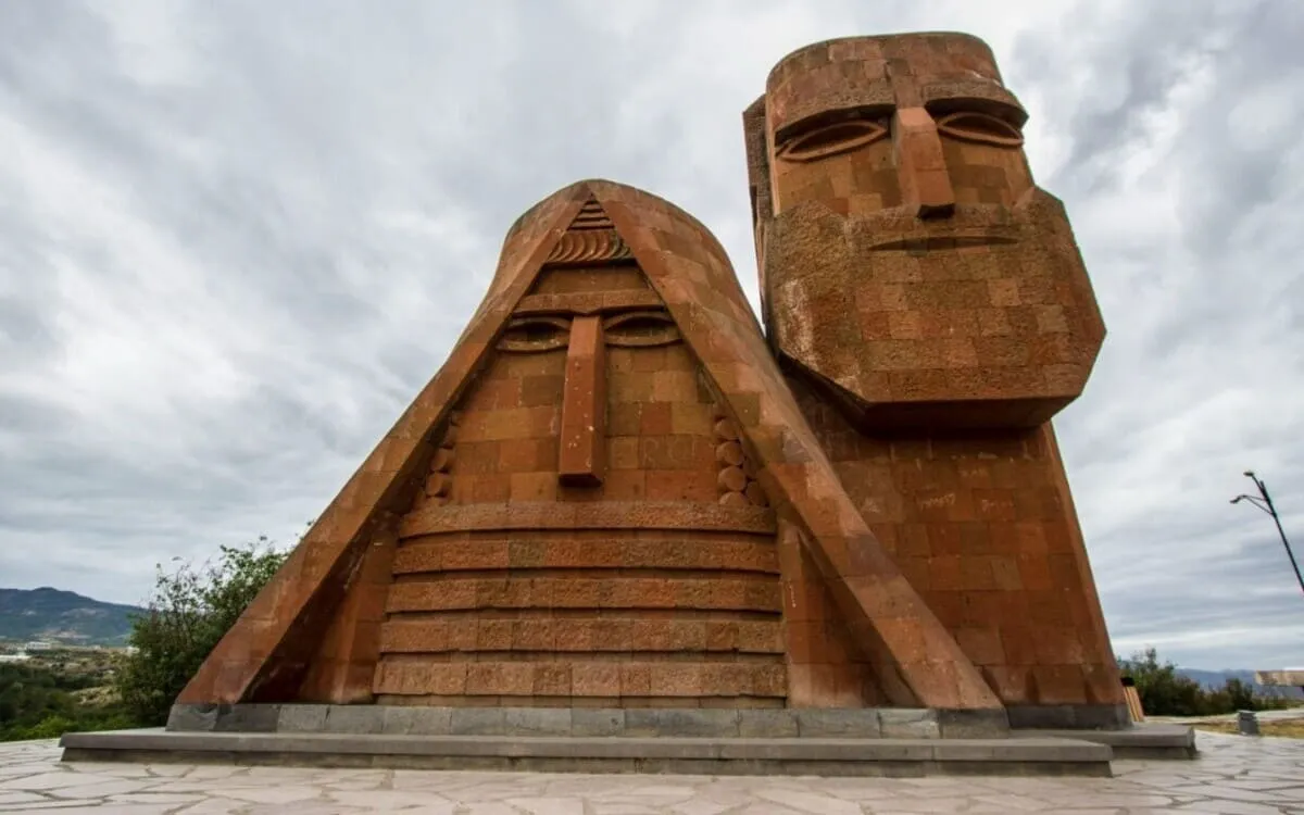 Il monumento di Stepanakert, capitale dell'Artsakh, nel Nagorno-Karabakh, 