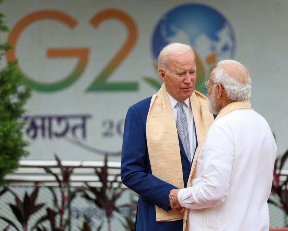 Stretta di mano tra il presidente americano Joe Biden e il primo ministro indiano Narendra Modi in occasione del G20 a New Delhi, 10 settembre 2023