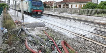 Il luogo dell'incidente presso la stazione ferroviaria di Brandizzo dove un treno ha investito cinque operai che lavoravano sui binari, 1 settembre 2023 (Ansa)