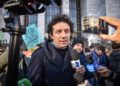 Marco Cappato al presidio di protesta Ultima generazione davanti al Tribunale in occasione dell'udienza per decidere la sorveglianza speciale su un attivista, Milano 10 gennaio 2023 (Ansa)