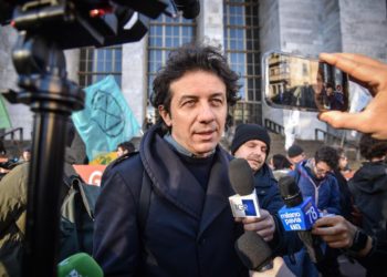 Marco Cappato al presidio di protesta Ultima generazione davanti al Tribunale in occasione dell'udienza per decidere la sorveglianza speciale su un attivista, Milano 10 gennaio 2023 (Ansa)