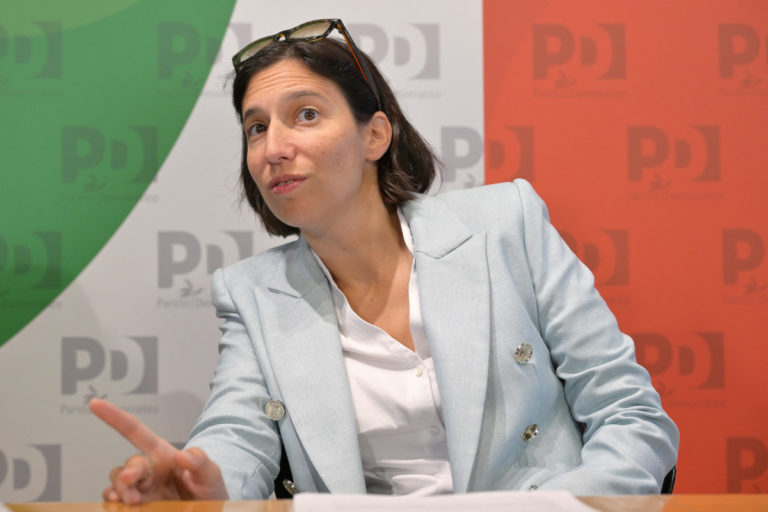 Le sparate woodyalleniane di Elly Schlein sul lavoro