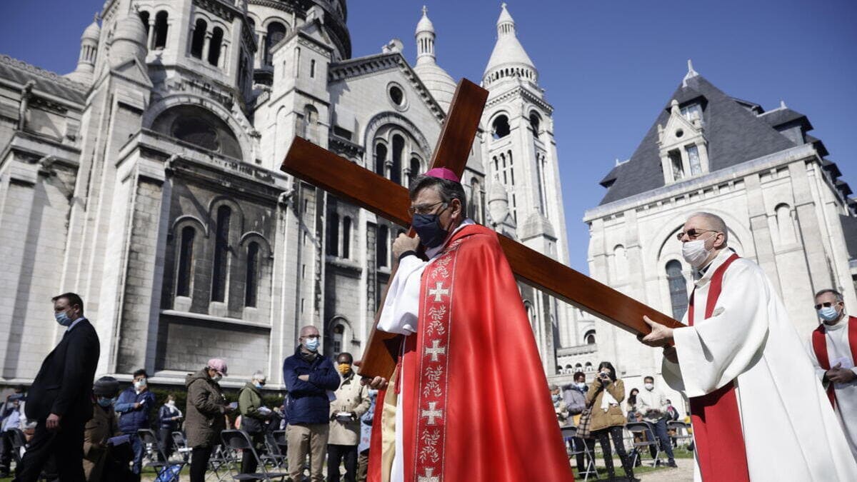 Michel Aupetit, arcivescovo di Parigi, durante la processione del Venerdì Santo nel 2021