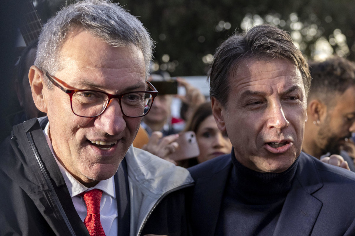 Il segretario della Cgil Maurizio Landini con il presidente del M5s Giuseppe Conte (foto Ansa)