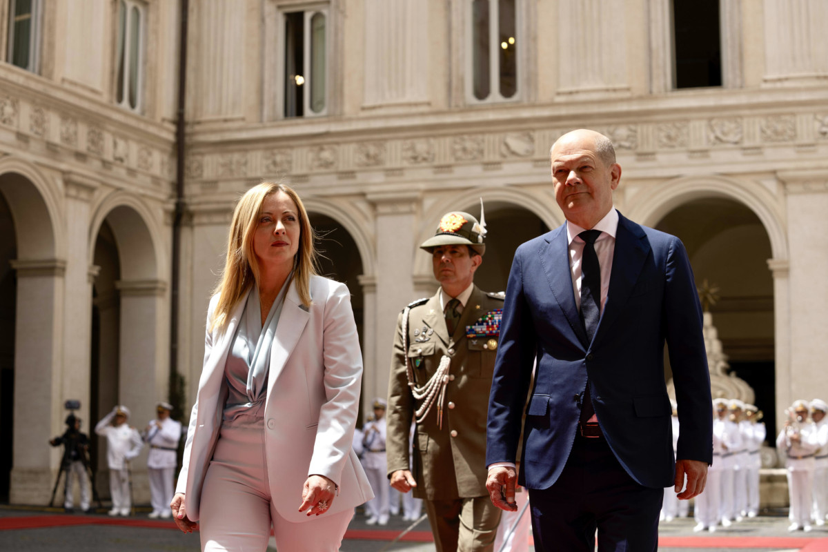 Il presidente del Consiglio italiano Giorgia Meloni con il cancelliere tedesco Olaf Scholz a Palazzo Chigi