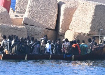 Un barchino di migranti a Lampedusa