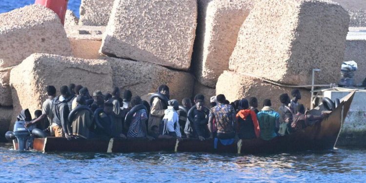Un barchino di migranti a Lampedusa