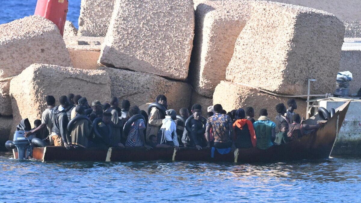 Un barchino di migranti a Lampedusa