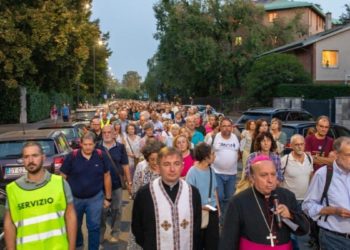 Don Igor durante la veglia per la pace di Milano