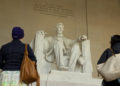 Il monumento ad Abraham Lincoln esposto nel Lincoln Memorial del National Mall a Washington