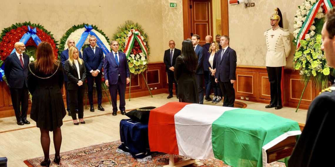 Giorgia Meloni davanti al feretro del presidente Giorgio Napolitano, Senato, Roma, 24 settembre 2023 (Ansa)