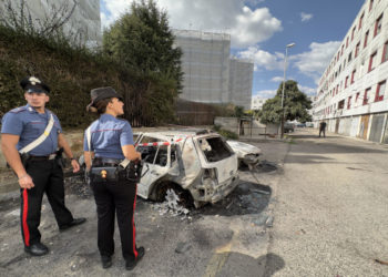 Carabinieri nel cortile del condominio di Quarto (Napoli) dove il 5 settembre scorso un uomo ha dato fuoco a una vicina dopo una lite, uccidendola