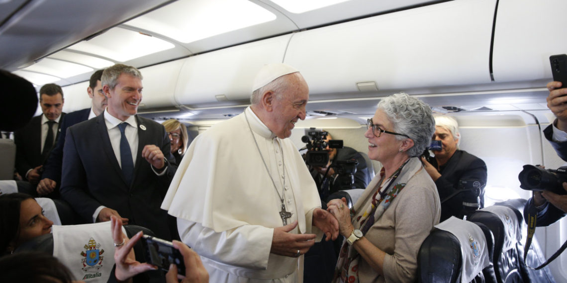 Papa Francesco sul volo verso la Bulgaria con la vaticanista Aura Miguel nel maggio 2019