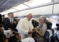 Papa Francesco sul volo verso la Bulgaria con la vaticanista Aura Miguel nel maggio 2019