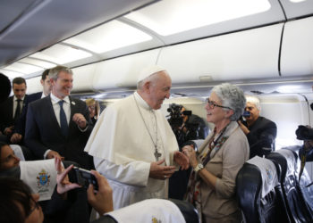 Papa Francesco sul volo verso la Bulgaria con la vaticanista Aura Miguel nel maggio 2019