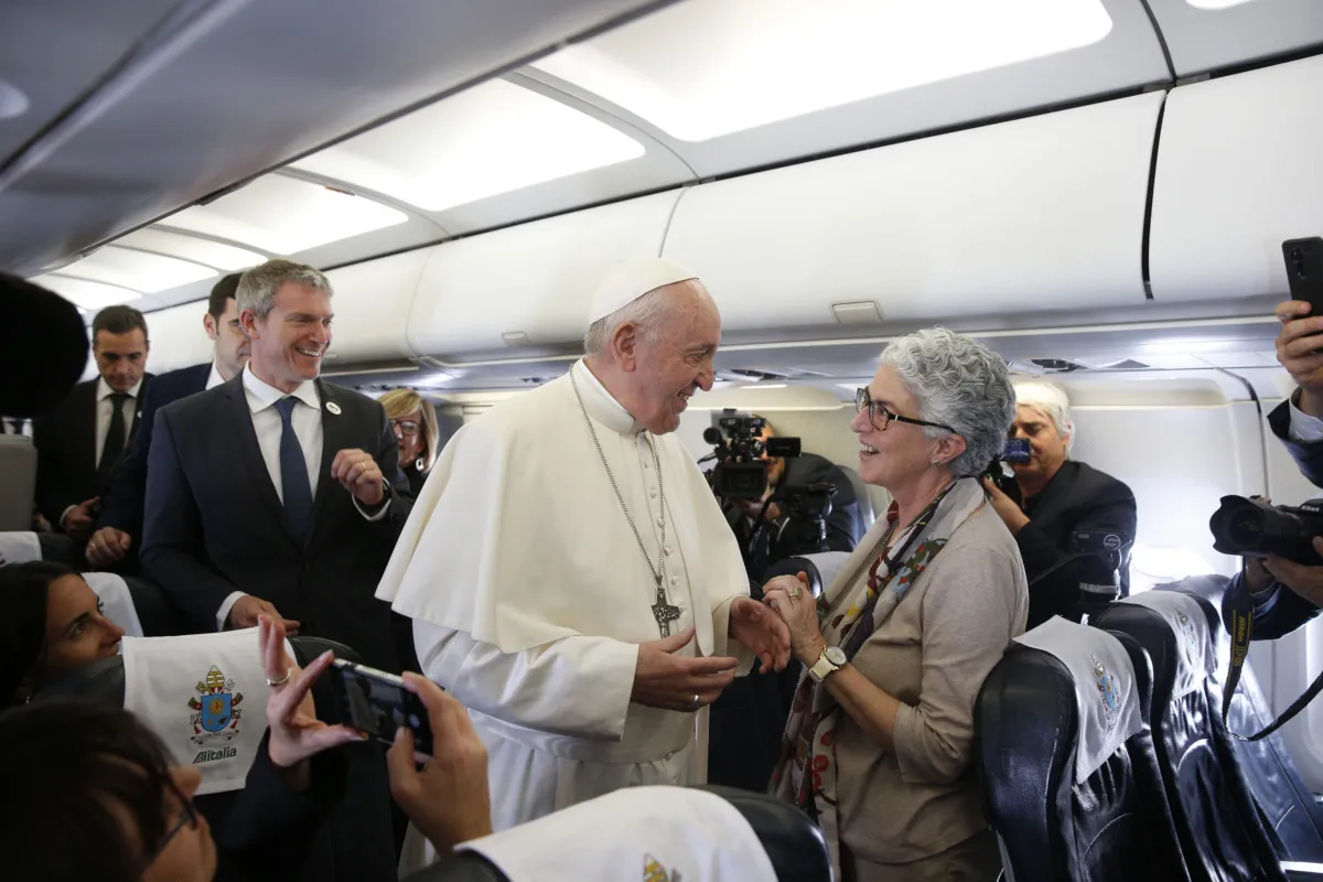 Papa Francesco sul volo verso la Bulgaria con la vaticanista Aura Miguel nel maggio 2019