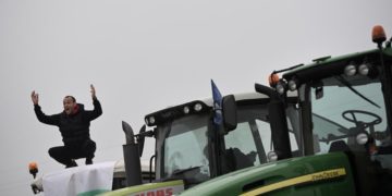 Agricoltori in Bulgaria protestano contro le importazioni di grano dall'Ucraina