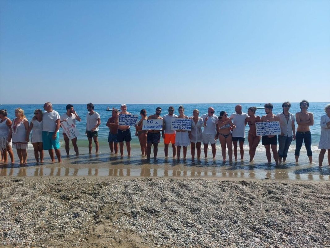 Catena umana per protestare contro il progetto per il rigassificatore al largo di Vado Ligure, 10 settembre 2023 (Ansa)