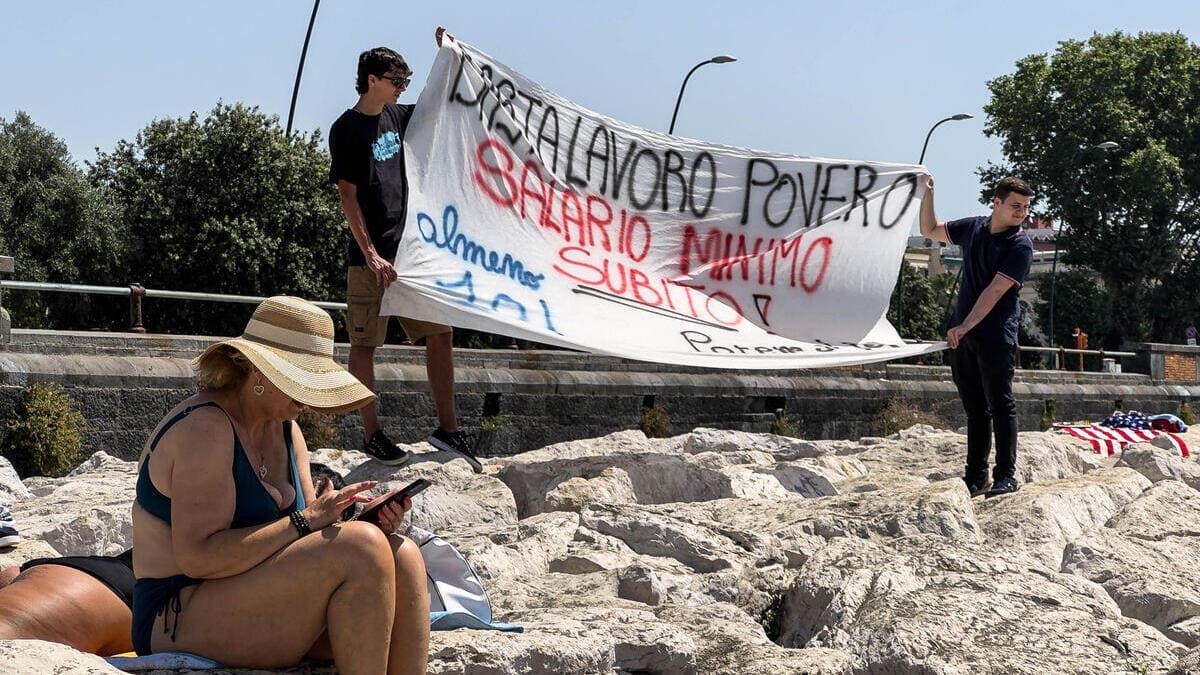 Attivisti manifestano a favore del salario minimo