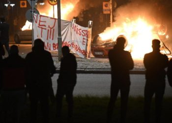 Svezia, le fiamme appiccate alle auto di Rosengård, ghetto ribelle di Malmö, la notte fra il 3 e il 4 settembre