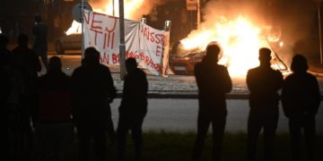 Svezia, le fiamme appiccate alle auto di Rosengård, ghetto ribelle di Malmö, la notte fra il 3 e il 4 settembre