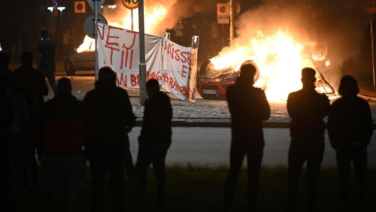 Svezia, le fiamme appiccate alle auto di Rosengård, ghetto ribelle di Malmö, la notte fra il 3 e il 4 settembre
