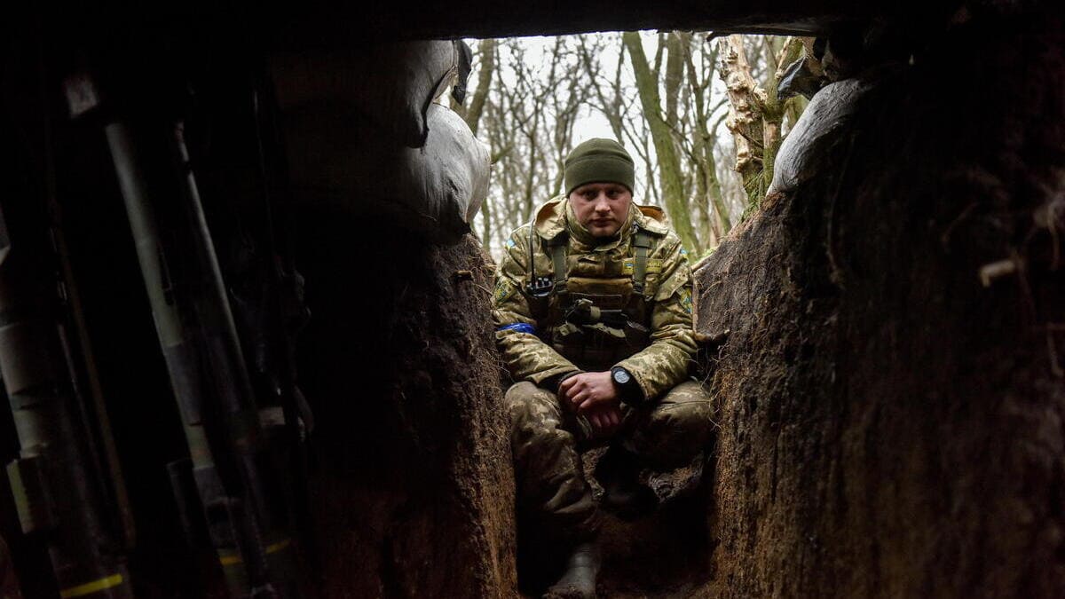 Un soldato in trincea in Ucraina