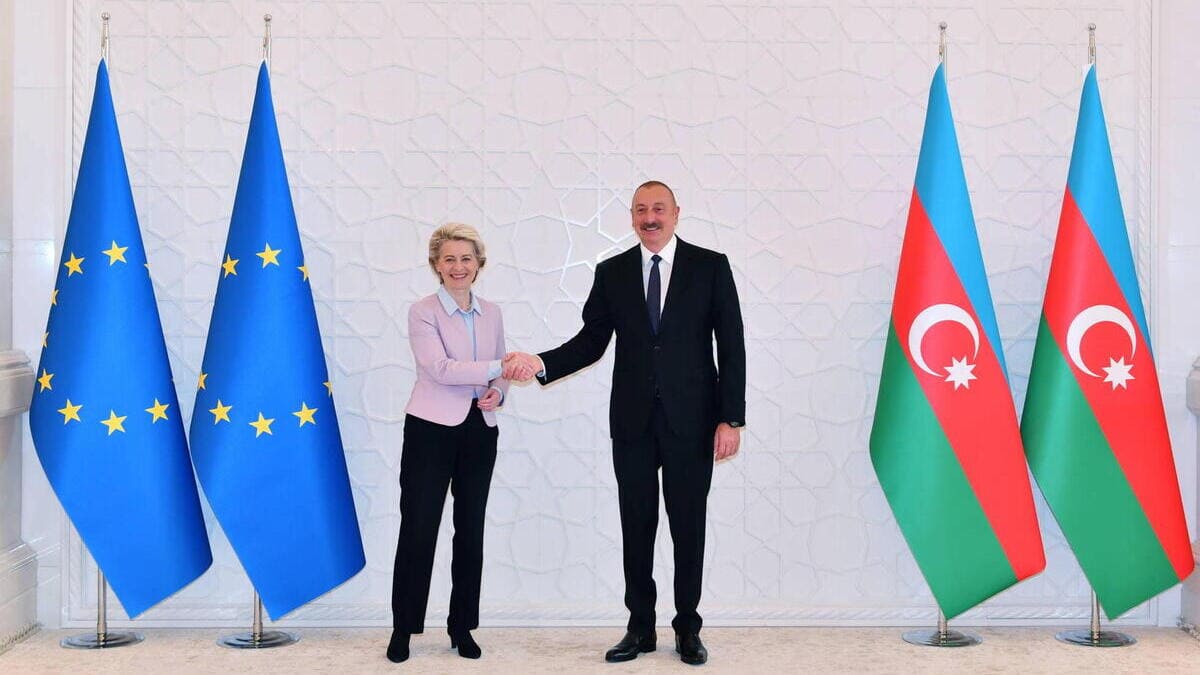 Ursula von der Leyen insieme al dittatore dell'Azerbaigian, Ilham Aliyev