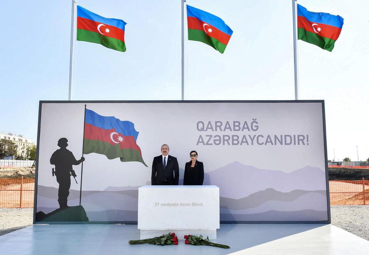 Il Presidente dell'Azerbaigian Ilham Aliyev (a sinistra) e la First Lady dell'Azerbaigian, Mehriban Aliyeva, Baku, Azerbaigian, 27 settembre 2023 (Ansa)