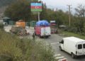 Armeni fuggono dall'Artsakh dopo l'attacco dell'Azerbaigian, 26 settembre 2023 (Ansa)